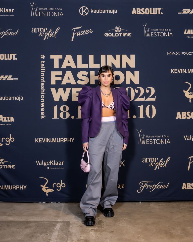 Moeblogija Alina Vassiljeva tuli moenädalale nagu rannapeole. Ja õigesti teeb – kõigil maailma moelavadel välgutatakse jaki all paljast ihu ja pluusi asemel piisab täiesti rinnahoidjast. Seda enam, kui jakk ise on juba uljas kunstiteos, ja seda Kirill Safonovi looming kahtlemata on.