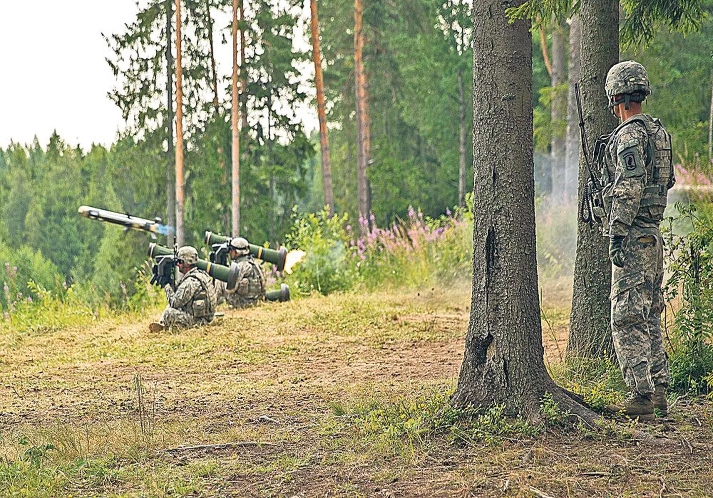 Kõik kolm eile tehtud lasku tabasid sihtmärki. Näidislaskmist käisid vaatamas nii USA suursaadik Jeffrey D. Levine (vasakult), kaitseminister Sven Mikser kui ka kaitseväe juhataja kindralmajor Riho Terras.