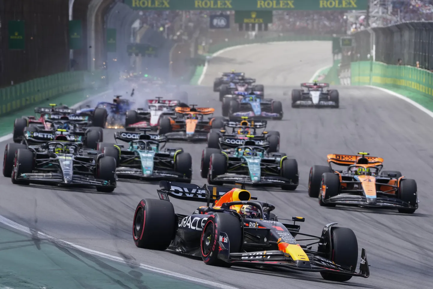 Max Verstappen (esiplaanil) sõitis turvaliselt hooaja 17. etapivõiduni.