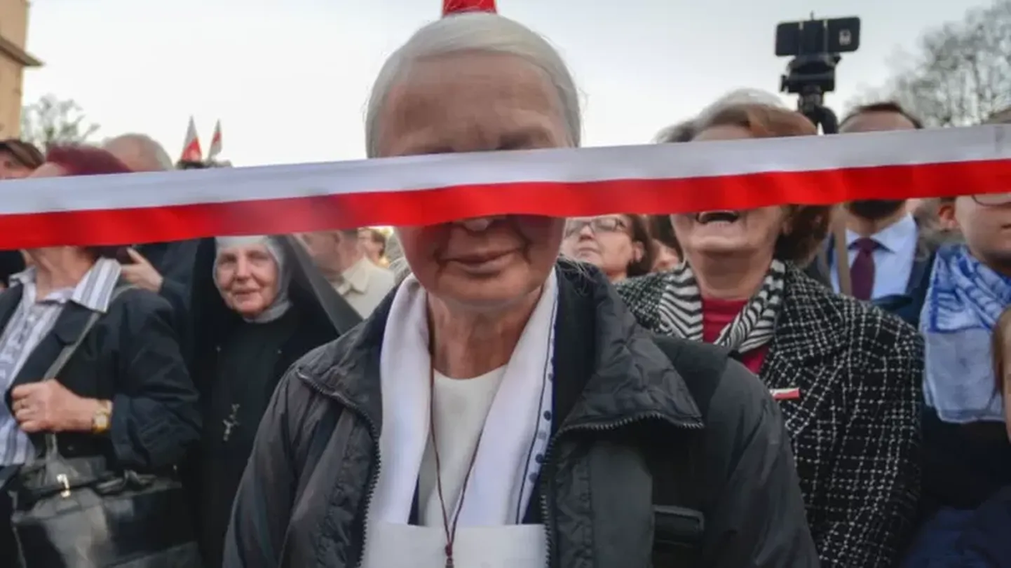 Спустя более чем десять лет после "смоленской катастрофы" вопрос о том, что на самом деле произошло с президентским самолетом, продолжает разделять польское общество