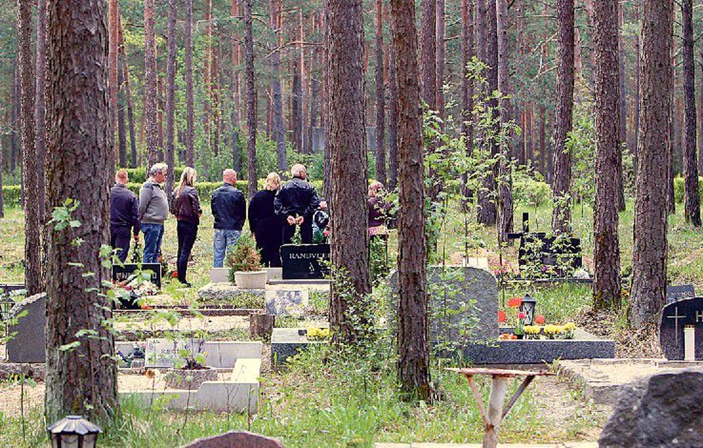 Прощание с близким человеком — это всегда трагедия, и боль утраты не сравнится ни с чем. Близкие недавно скончавшегося Андреса на таллиннском кладбище Лийва.