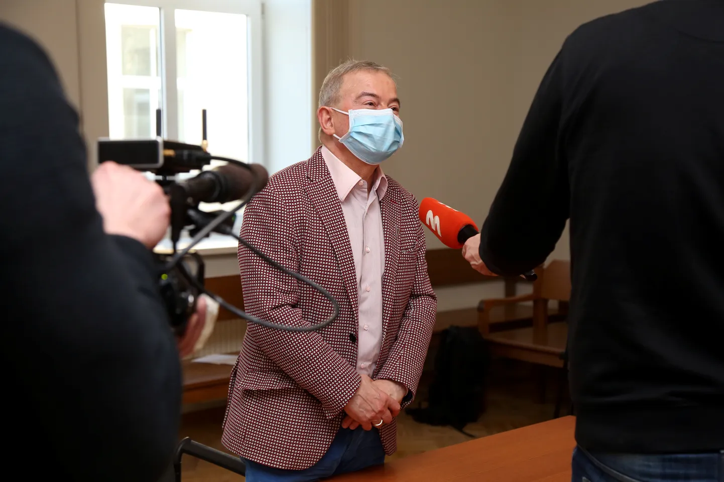 Apsūdzētais Ventspils domes priekšsēdētājs Aivars Lembergs atbild uz žurnālistu jautājumiem tiesas sēdes pārtraukumā  Rīgas apgabaltiesā, kur pirmās instances tiesa pasludina saīsināto tiesas spriedumu tā dēvētajā Aivara Lemberga krimināllietā.