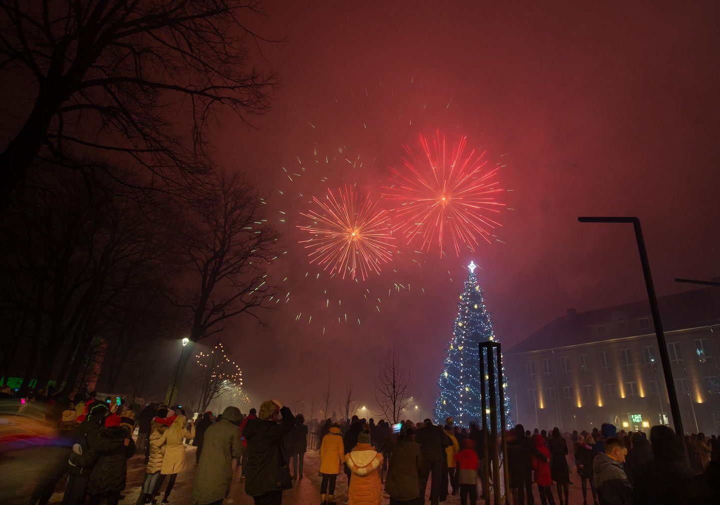 Viljandis saadeti vana aasta ajalukku ja tervitati uut aastat Vabaduse platsile kogunedes ja laululava äärest lastavat ilutulestikku jälgides.