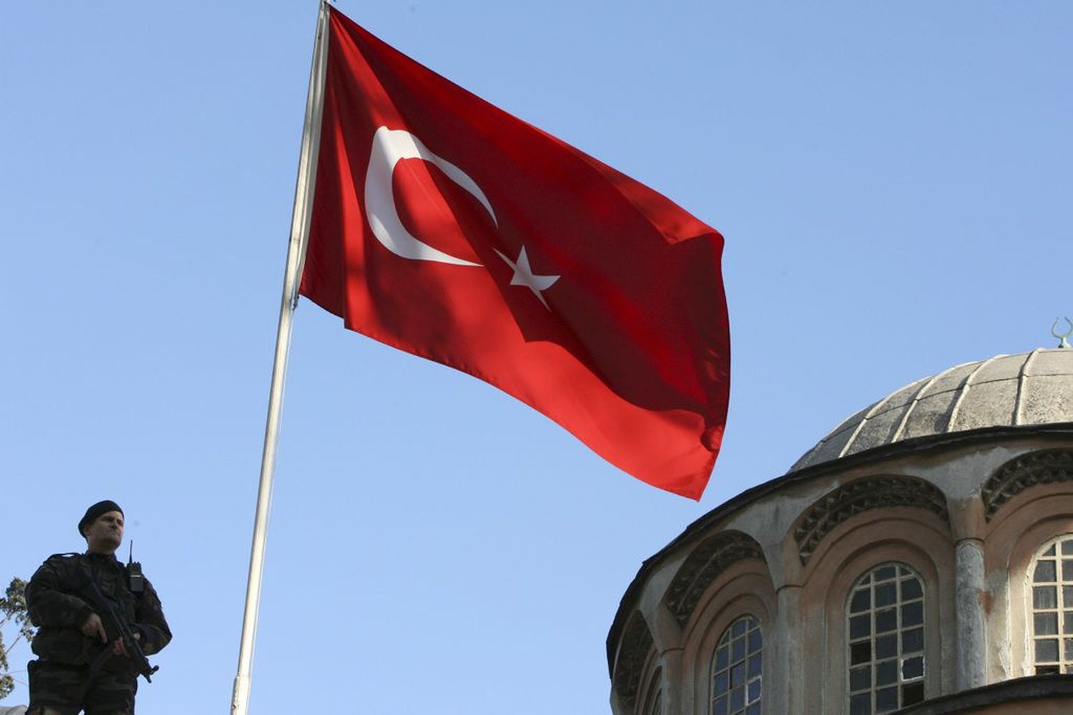 Türgi lipp koos kohaliku politseinikuga.
.