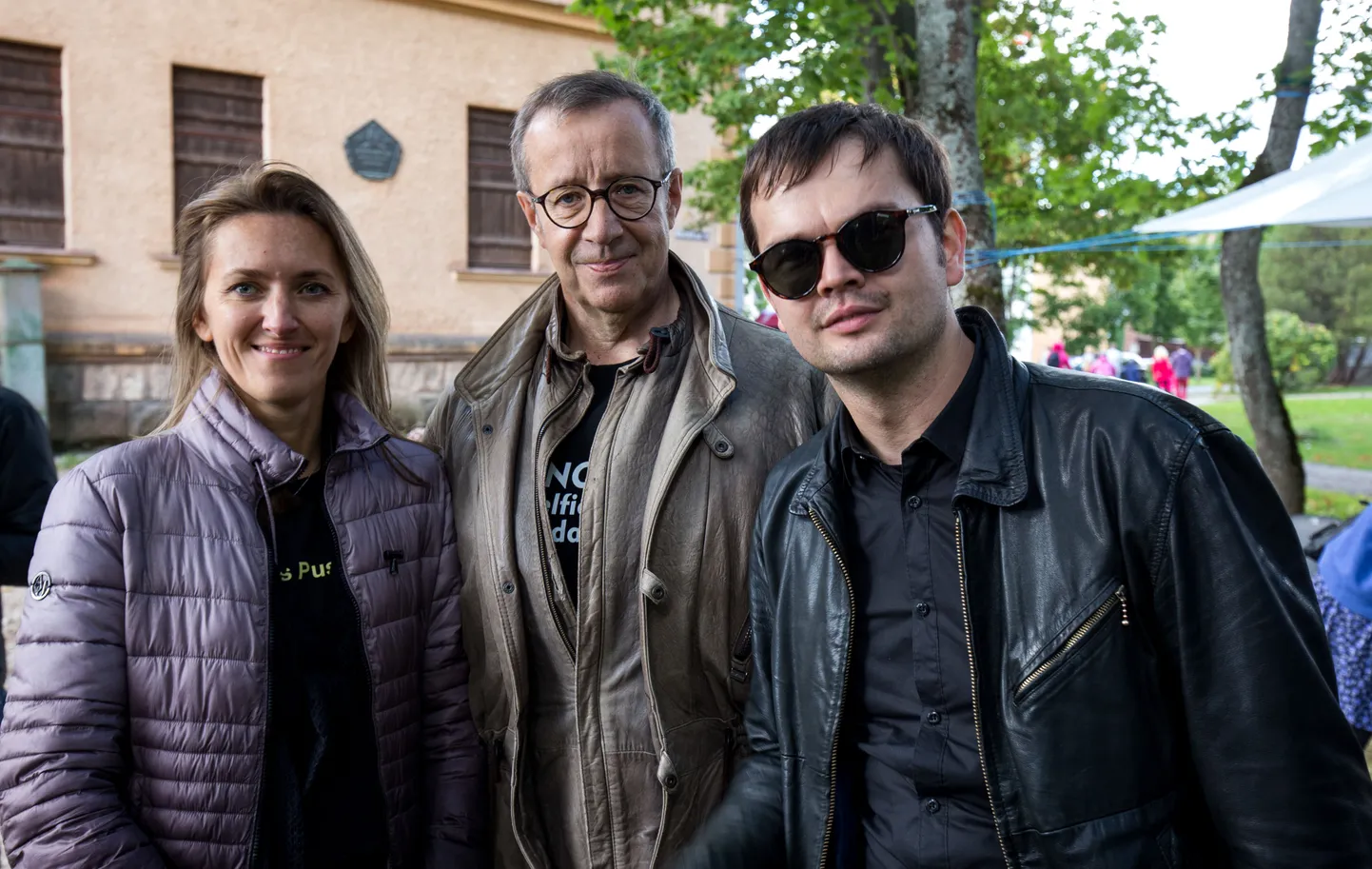Pildi keskel president Toomas Hendrik Ilves ja vasakul tema kihlatu Ieva Kupce. Paremal muusik Vaiko Eplik.