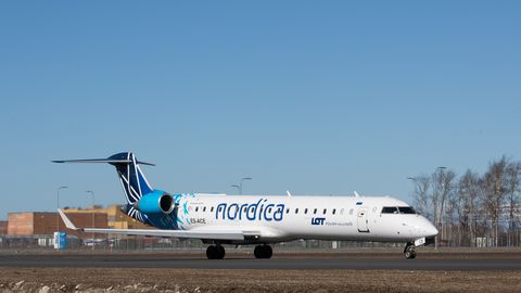 Видео: самолет Nordica после посадки в аэропорту поливали из пожарных машин