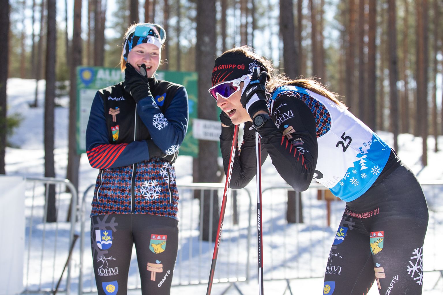 Alutaguse suusaklubi tüdrukud Herta Rajas ja Aveli Uustalu on just äsja tulnud Eesti täiskasvanute meistriks.