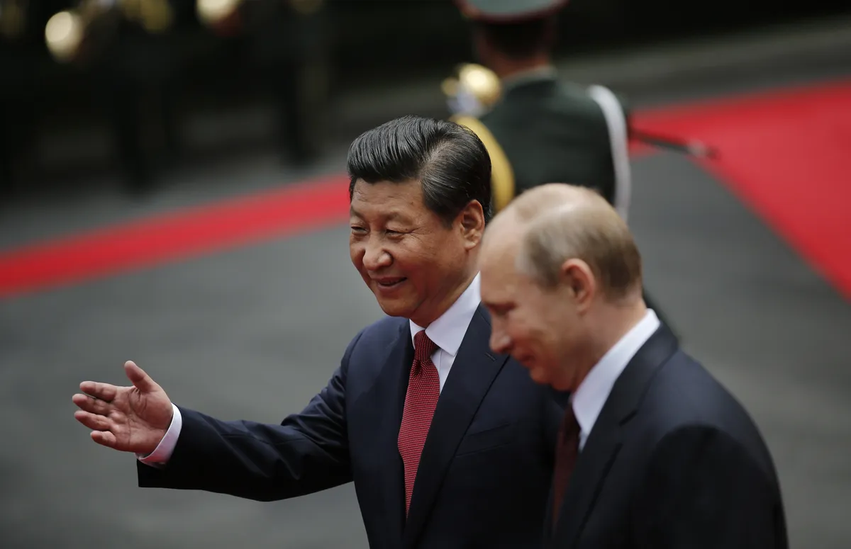 Vladimir Putin (R) and China's President Xi Jinping review an honour guard in Asia (CICA) summit, in Shanghai May 20, 2014.