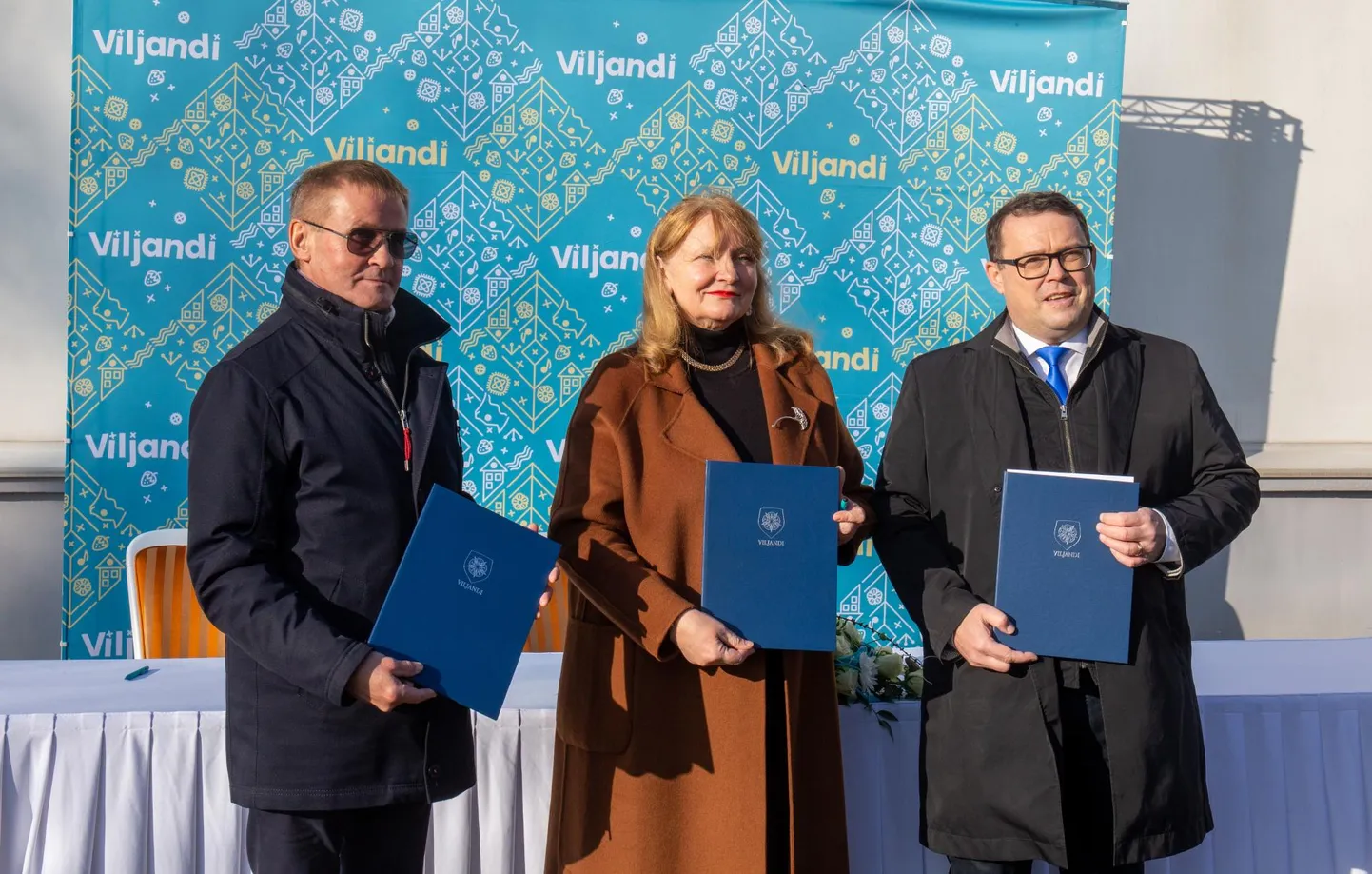 Sotside Jaak Aabi ja Helmen Küti ning reformierakondlase Madis Timpsoni vahel jookseb halli passi omanike pärast, kellest valdav osa on Ukraina sõda toetavad venelased, sügav veelahe.