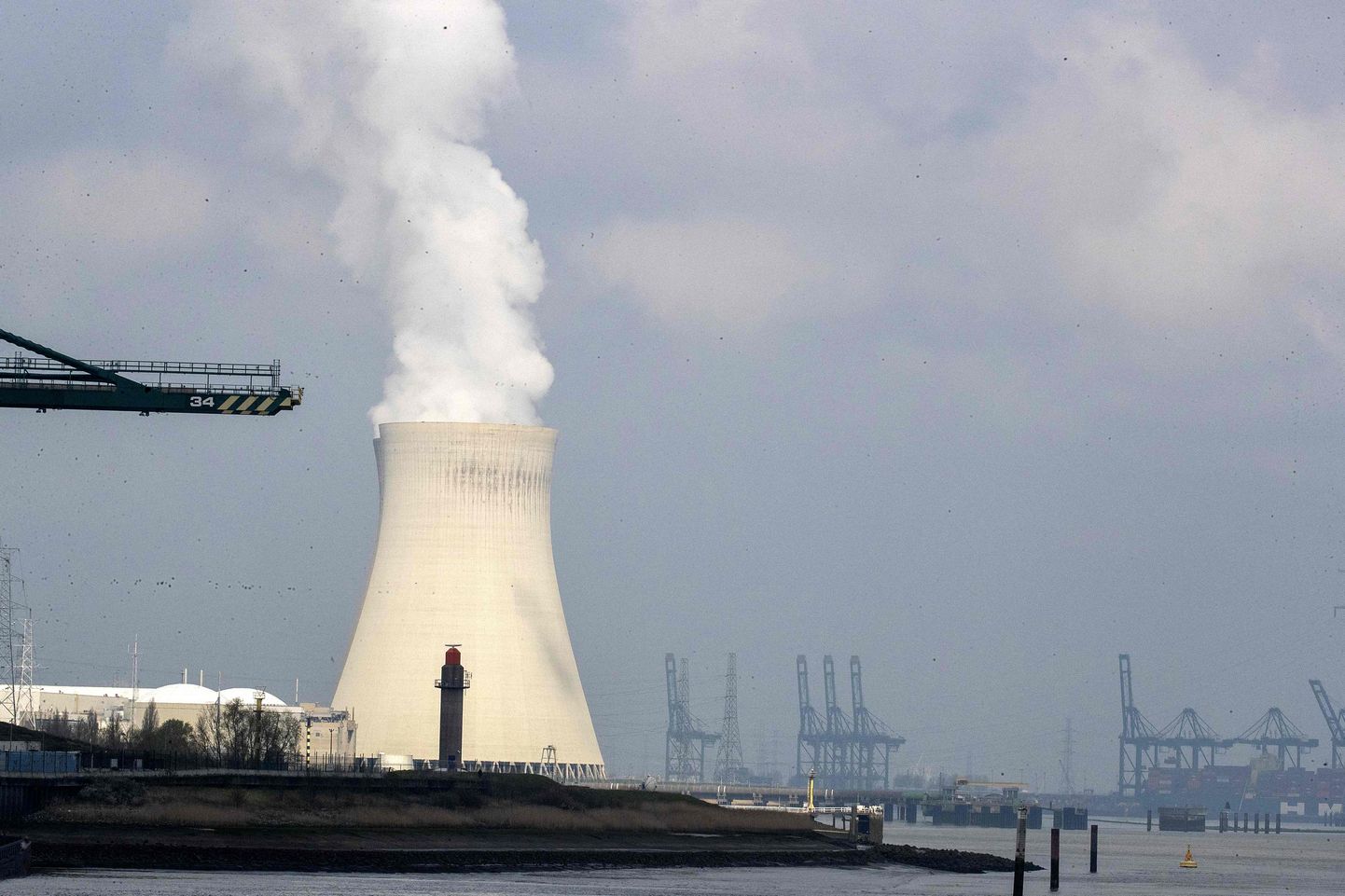 Antwerpeni sadamalinna lähedal asuv Doel 4 tuumareaktor.