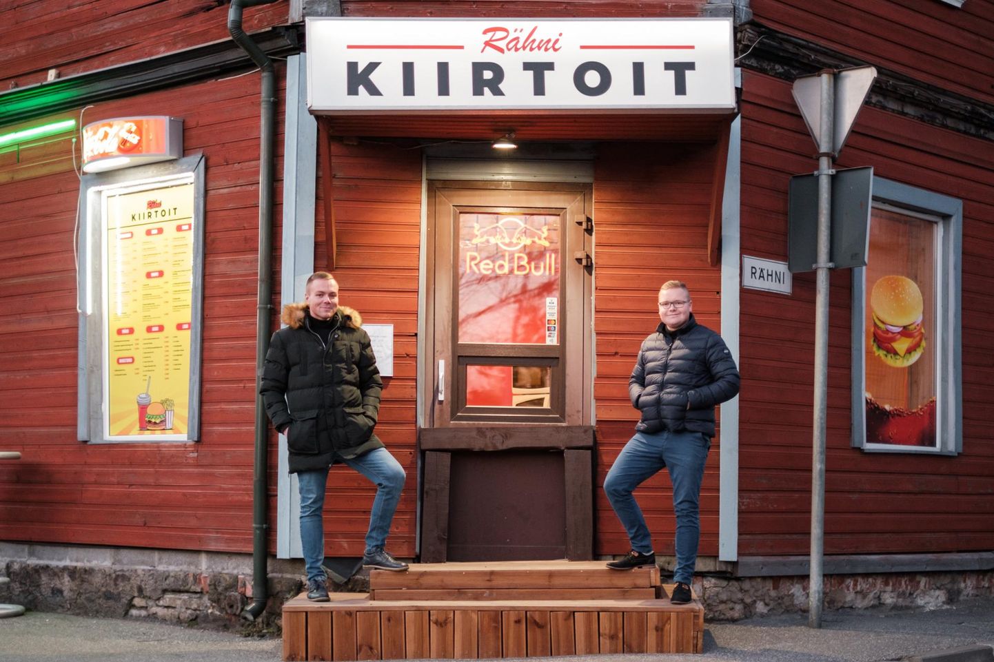 Vennad Randy (vasakul) ja Reini Villmann avasid Pärnus kiirsöögikoha paar nädalat tagasi. Nende sõnul on inimesed uue koha omaks võtnud ja kliente käib palju.