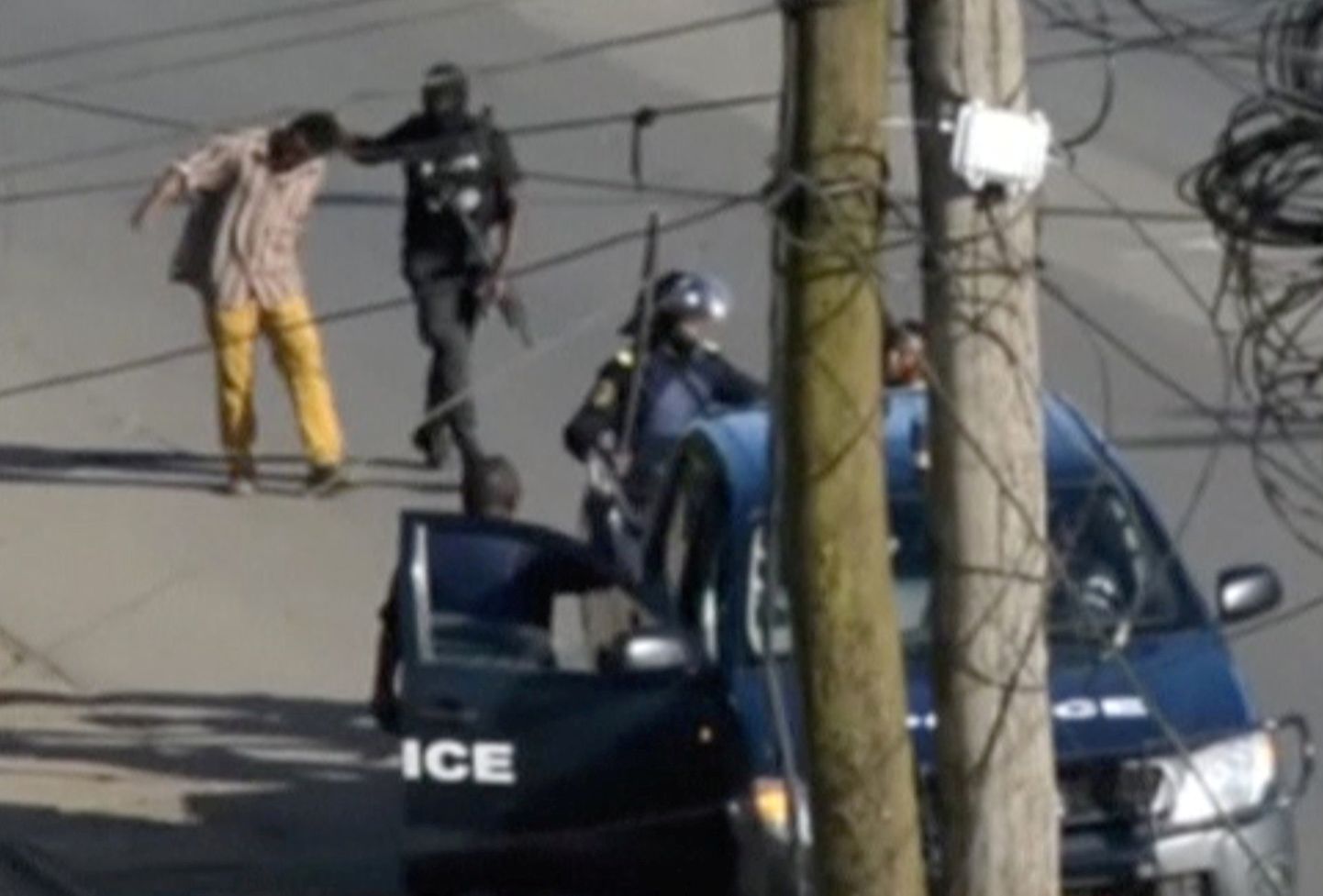 Kameruni politseinikud Buea linnas kahtlusalust vahistamas.