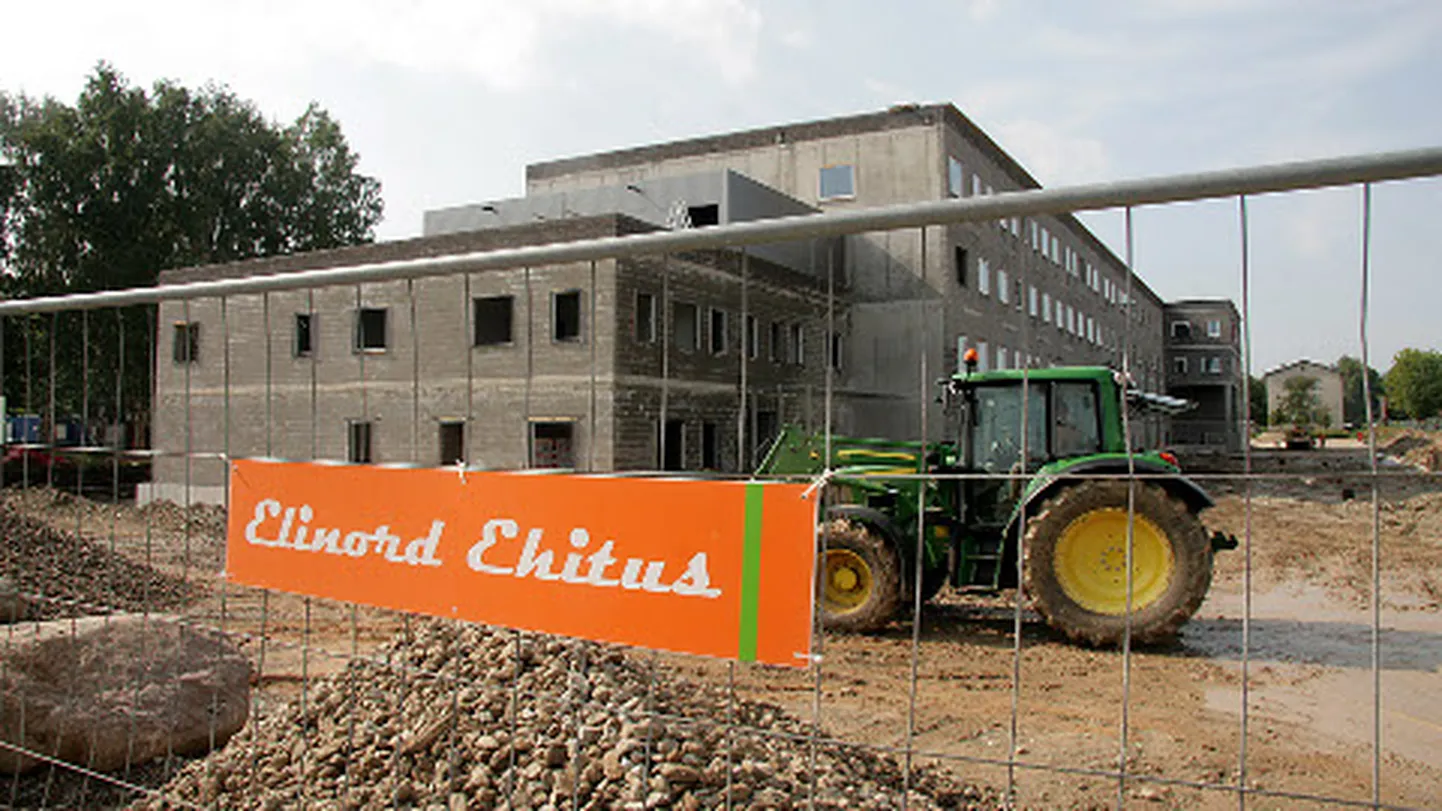 See foto uue politseiprefektuuri hoone ehitamisest Jõhvis on tehtud 27. juulil 2011, mil algse lepingu järgi pidi maja juba peaaegu kuu aega valmis olema. Tegelikult anti objekt üle alles järgmise aasta talve lõpus, mil ehitajal tekkis ka võlg soojafirmale.
