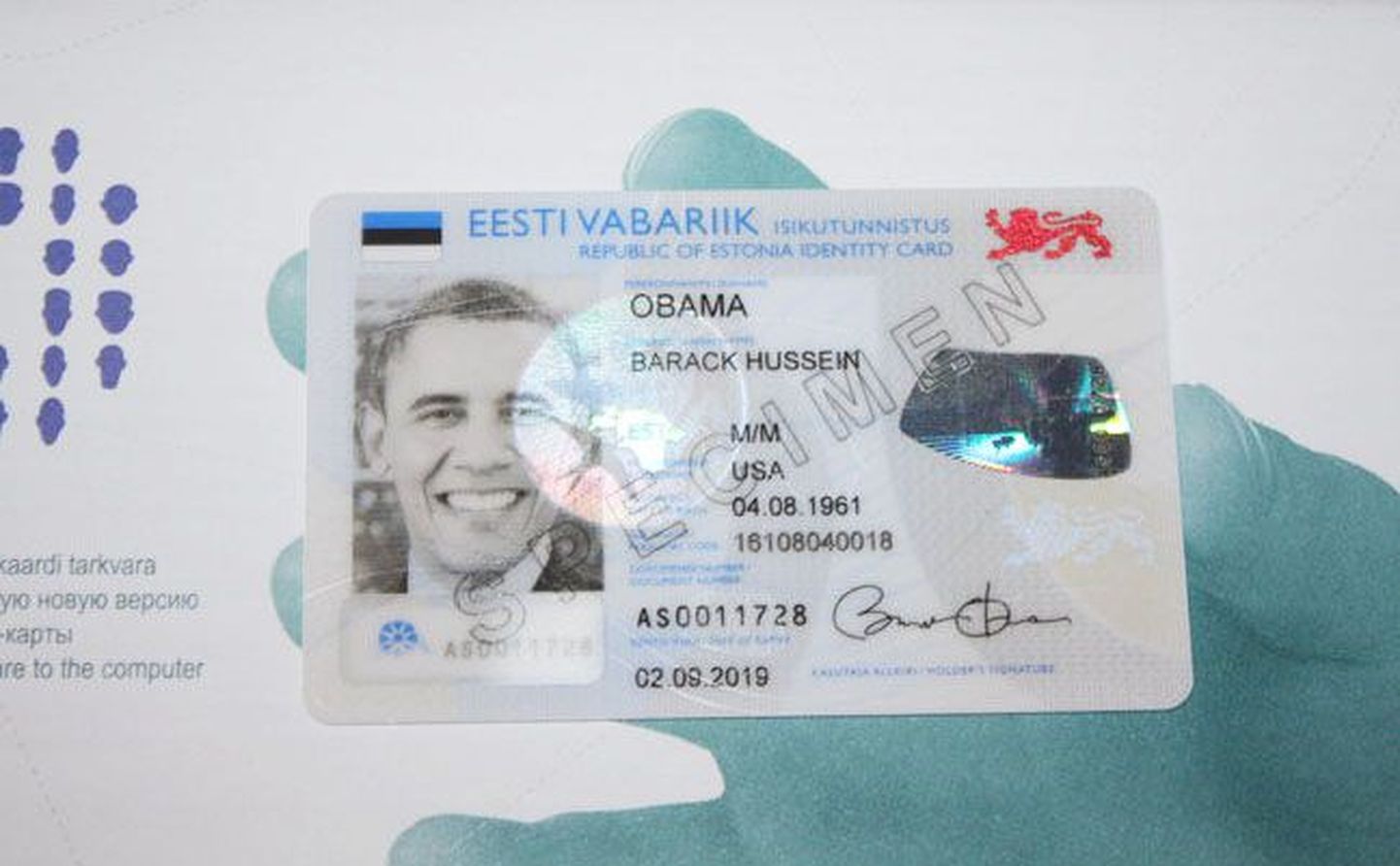 USA presidendile Barack Obamale tehti Eesti ID-kaardi näidis kingituseks, kuid uue seaduse jõustumisel võiks maailma mõjukaim mees selle endale ka päriselt taotleda.