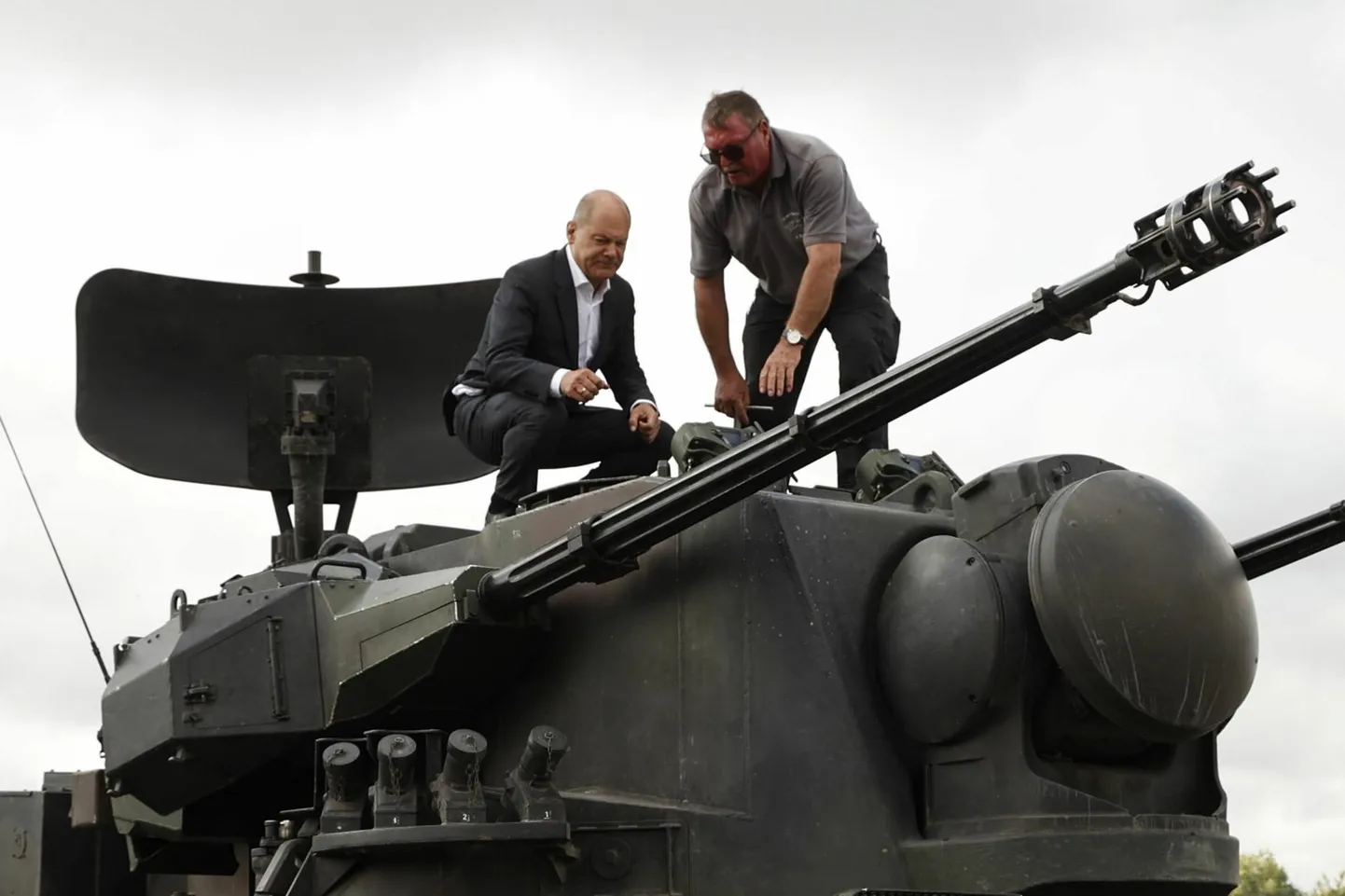 Saksamaa liidukantsler Olaf Scholz kükitab Ukraina sõja ühe varjatud kangelase õhutõrjekahuri Gepard 50 turjal. Lasketiheduse ja moona suhtelise odavuse tõttu pole sellel droonivastases sõjas vastast.