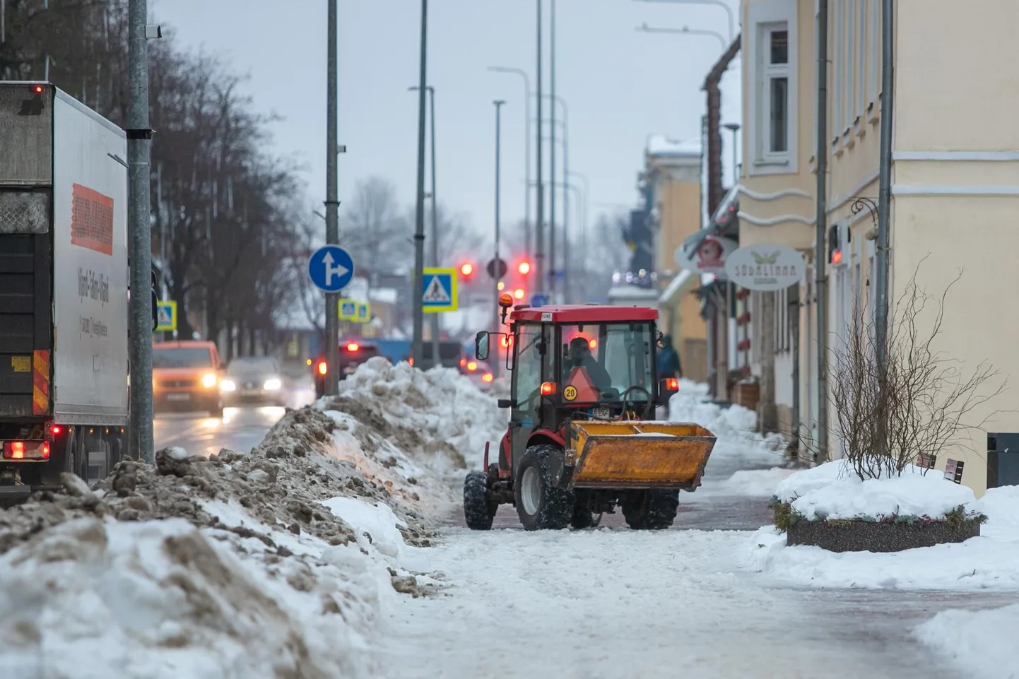 Kui eelmisel talvel põhjustasid töötajate nappus ja erakordselt suur hulk lund teede hooldamises tõrkeid, siis uus talv on seni rahulikult möödunud.