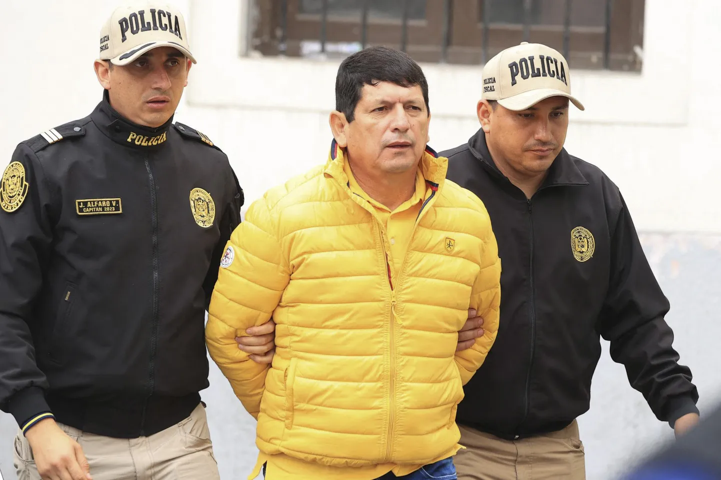 Peruu jalgpalliliidu president Agustín Lozano (keskel)