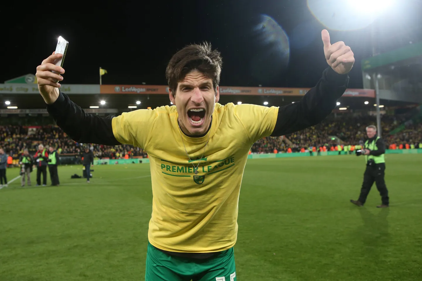 Inglismaa jalgpalliklubi Norwich City šveitslasest kaitsemängija Timm Klose vahtis isolatsioonis olles täiskasvanutele mõeldud veebisaite.