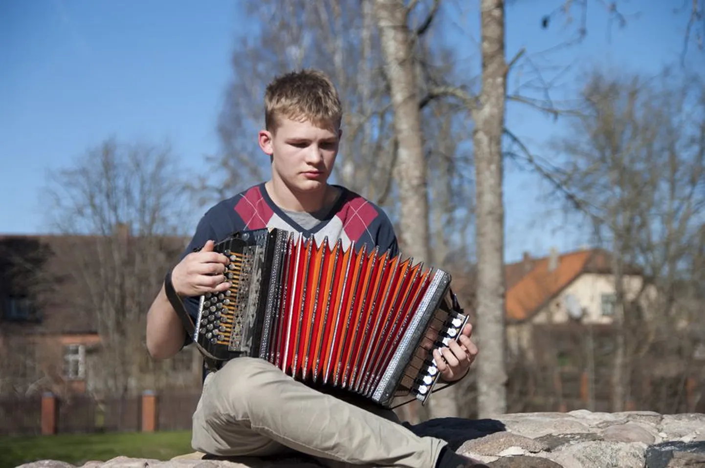 Ilus ilm meelitas noori muusikuid õue. Pildil on parimaks nooreks muusikuks tunnistatud Richard Ott Leitham.