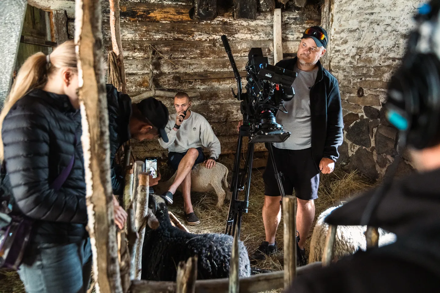 VÕTTEPLATSIL  (istub tagaplaanil):  Käimas on filmi “Vigased pruudid” võtted. Film jõuab kinodesse sügisel.
