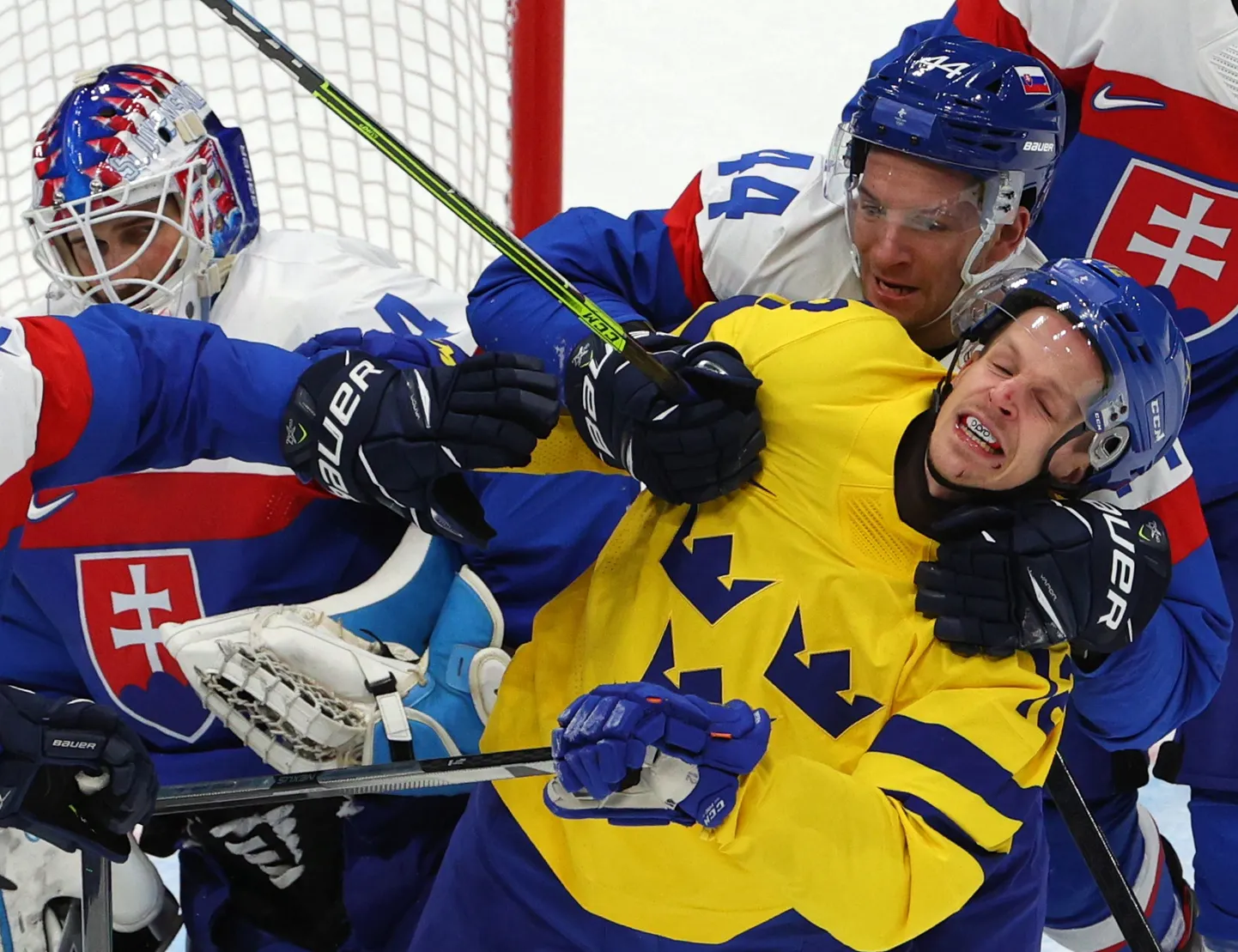 Slovakkia koondislane Mislav Rosandić võitluses Rootsi mängija Max Fribergiga 2022. aasta Pekingi taliolümpial.