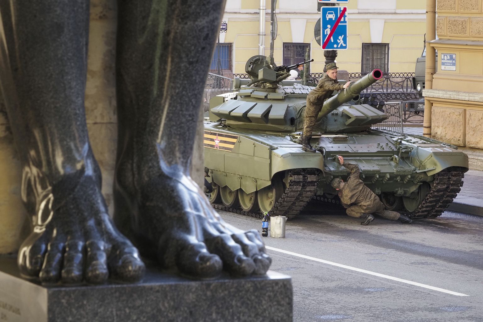 Tanki T-72 poleerimine enne 2021. aasta 9. mai paraadi Peterburis