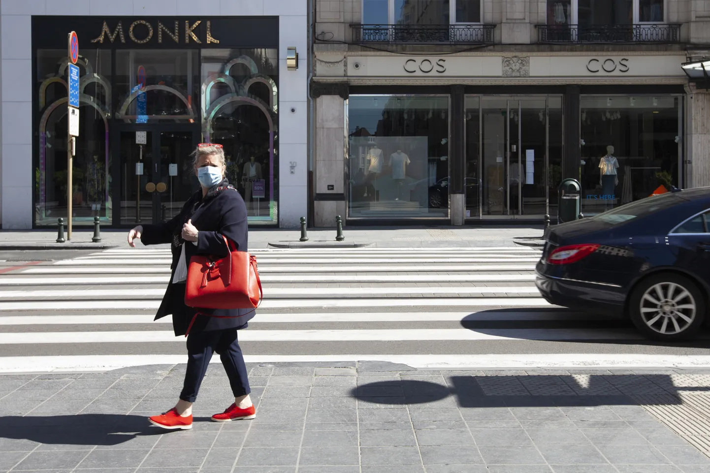 Kaitsemaski kandev naine Brüsseli tänaval. Foto on illustratiivne.