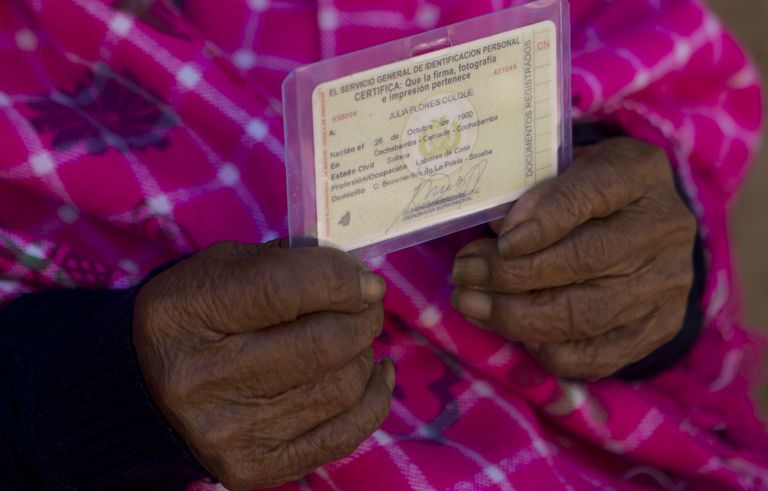 117-aastane Julia Flores Colque näitamas oma ID-kaarti