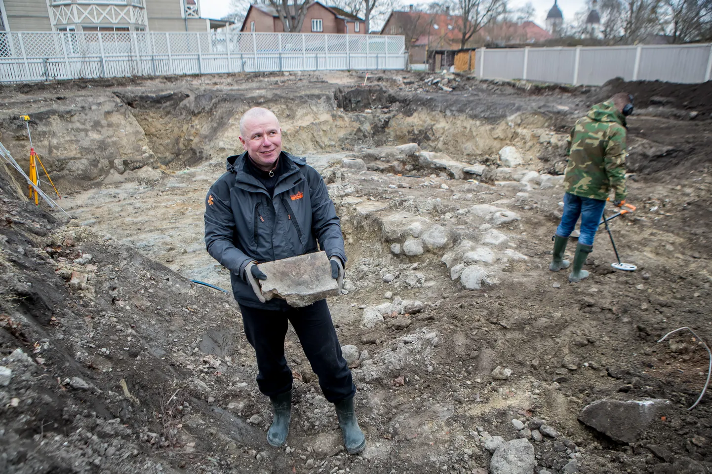 Arheoloog Garel Püüa sõnul on kõnealust piirkonda Kitsa ja Lossi tänava vahel läbi aegade peetud Lossi tänava maja tagahooviks. Seetõttu oli kivirajatise väljatulek suur üllatus.