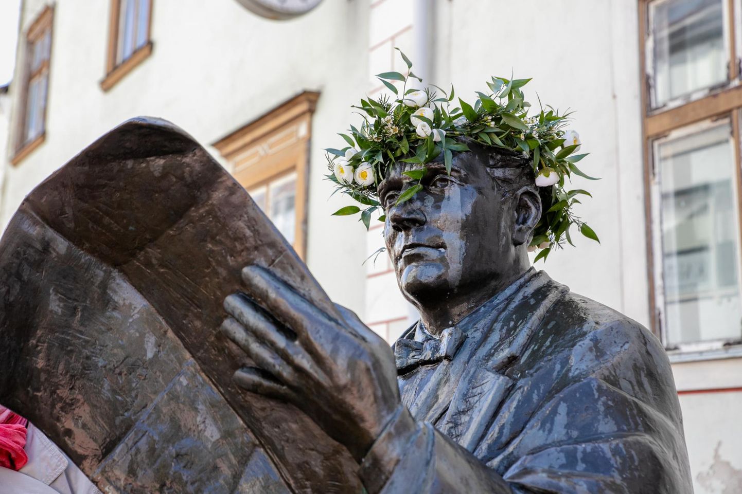 Skulptor Mati Karmini loodud pronkskuju avati Pärnus Rüütli tänaval Pärnu Postimehe esimese lehenumbri 150. aastapäevaks.