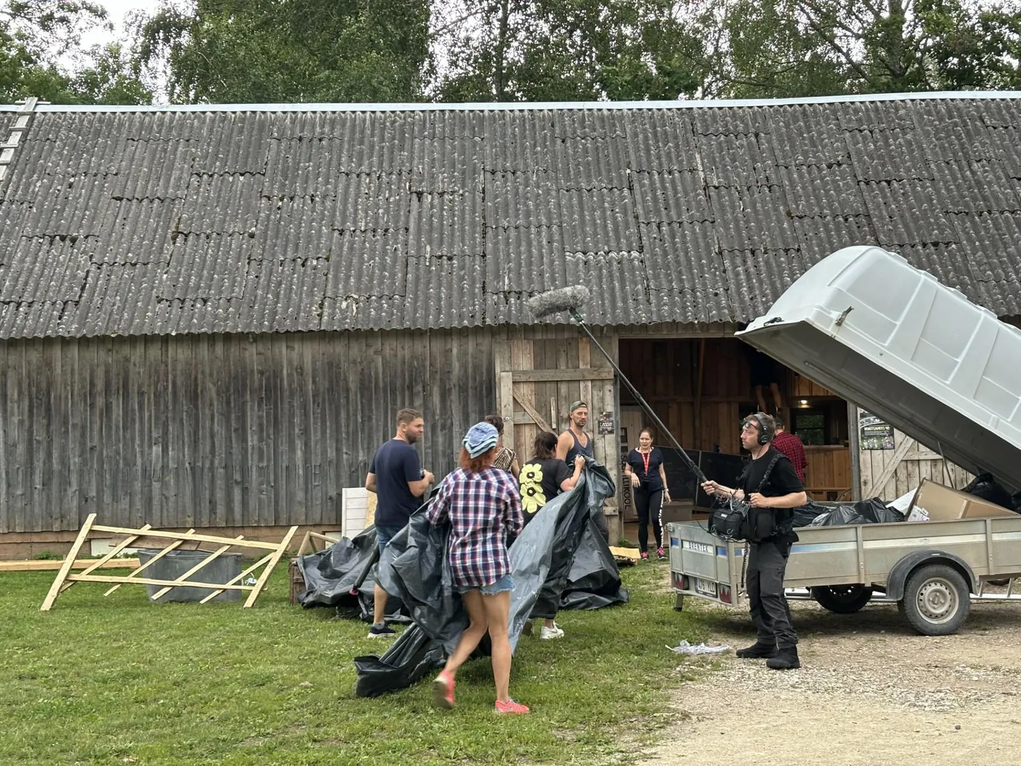 Juuli algul oli filmimeeskond Urissaares jäädvustamas talguid, millega taluhoov hakkas muutuma festivali ala.