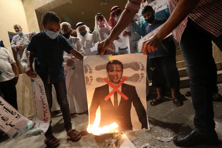 Palestiinlased põletamas protesti käigus Prantsuse presidendi Emmanuel Macroni pilti