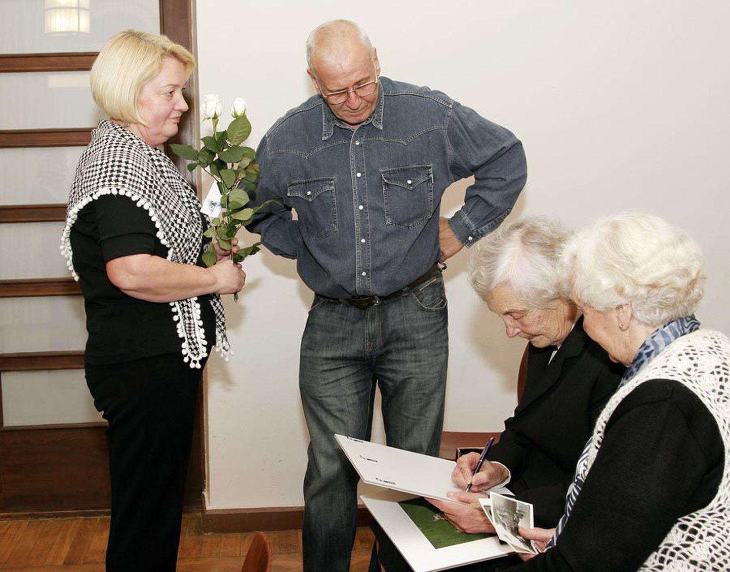 Merike ja Tiit Arumaa, kes olid abiellunud 28. oktoobril 1978, palusid linnavalitsuse kingitud lillefotole Helgi Kissalt autogrammi.