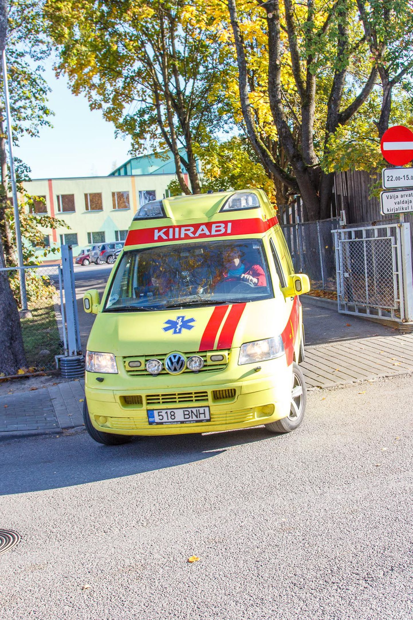 Kiirabi lahkumas kell 11.26 Valga põhikoolist. Haiglasse toimetati 4 last.