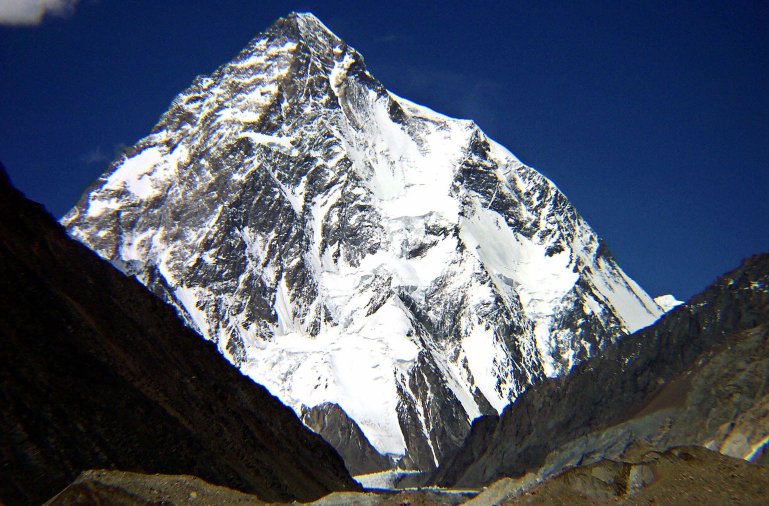 Hiina-Pakistani piiril asuv K2 on oma 8611 meetriga kõrguselt teine mägi maailmas. Maailma kõrgeima mäe Džomolungma kõrgus on 8848 meetrit