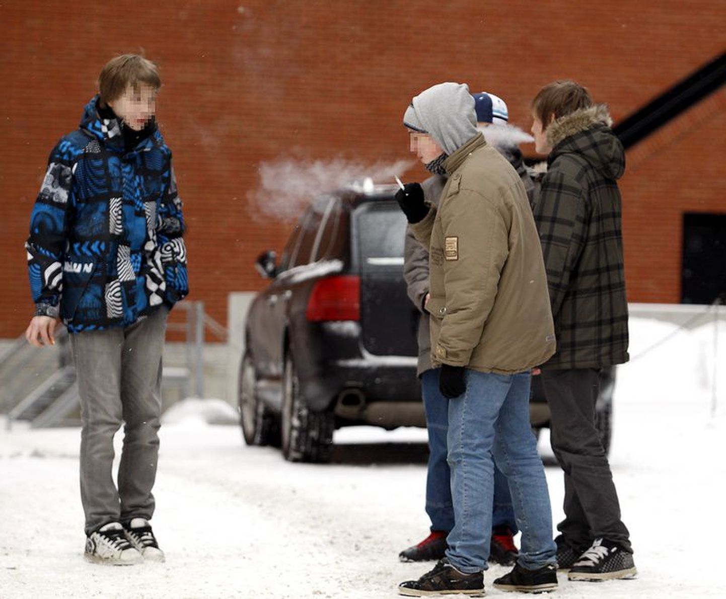 Noored suitsetajad Tallinna kesklinnas