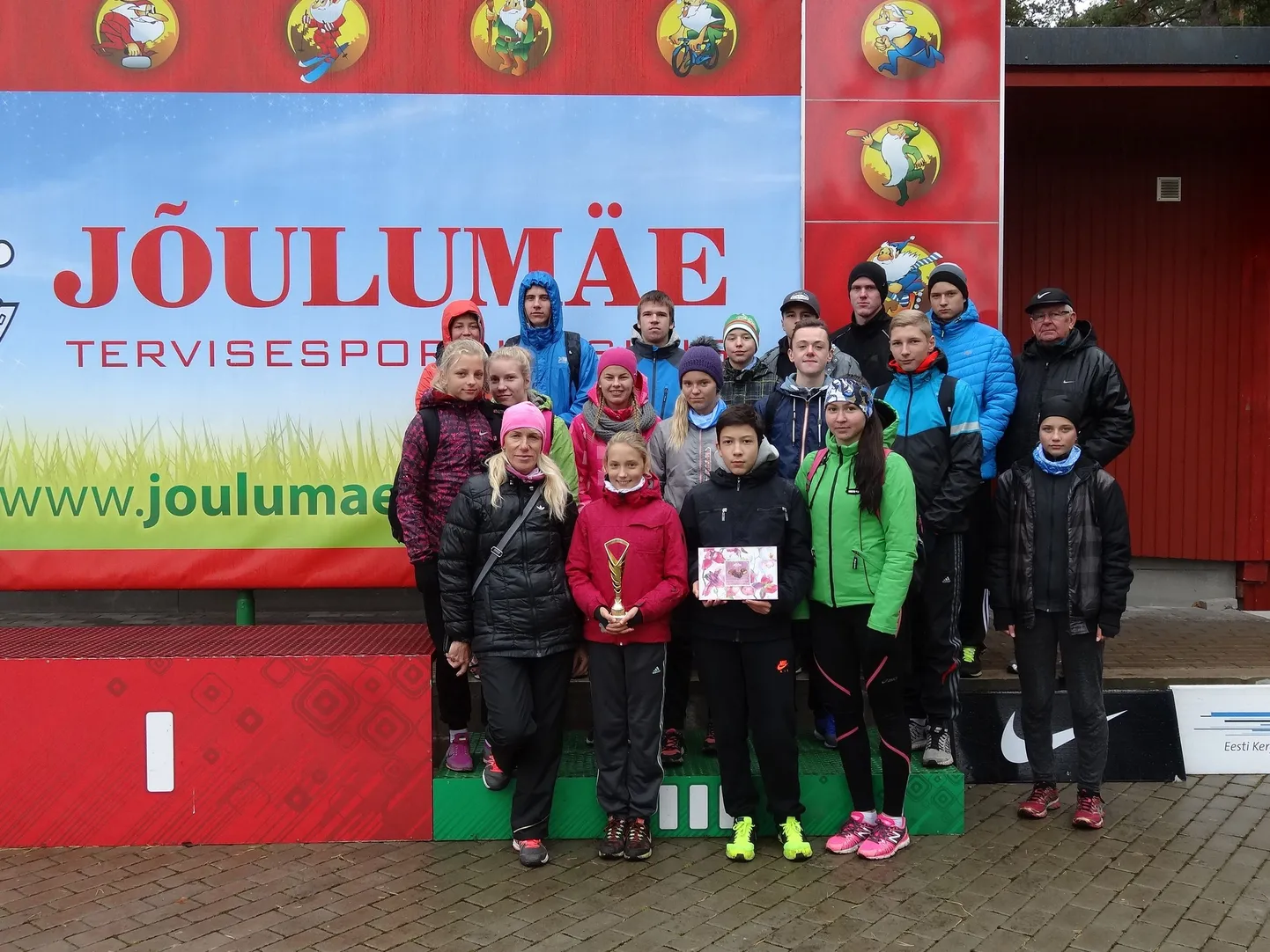 Kolmanda koha saavutanud Maret-Sport võistkond.Esireas vasakult teine Carmen Rääk.