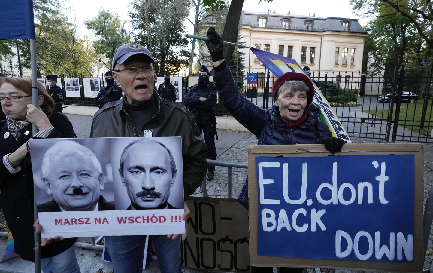 Eile Poola põhiseaduskohtu juurde kogunenud meeleavaldajad kandsid Euroopa Liidu lippe ja võrdlesid võimupartei PiS juhi Jarosław Kaczyński valitsemisstiili Venemaa presidendi Vladimir Putini omaga.