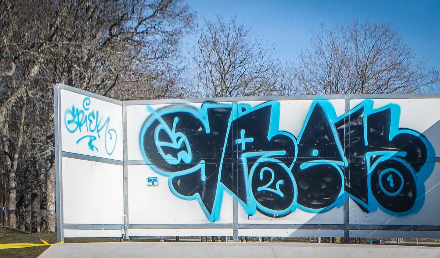 Grafiti Kuressaare rannaala rulapargis.