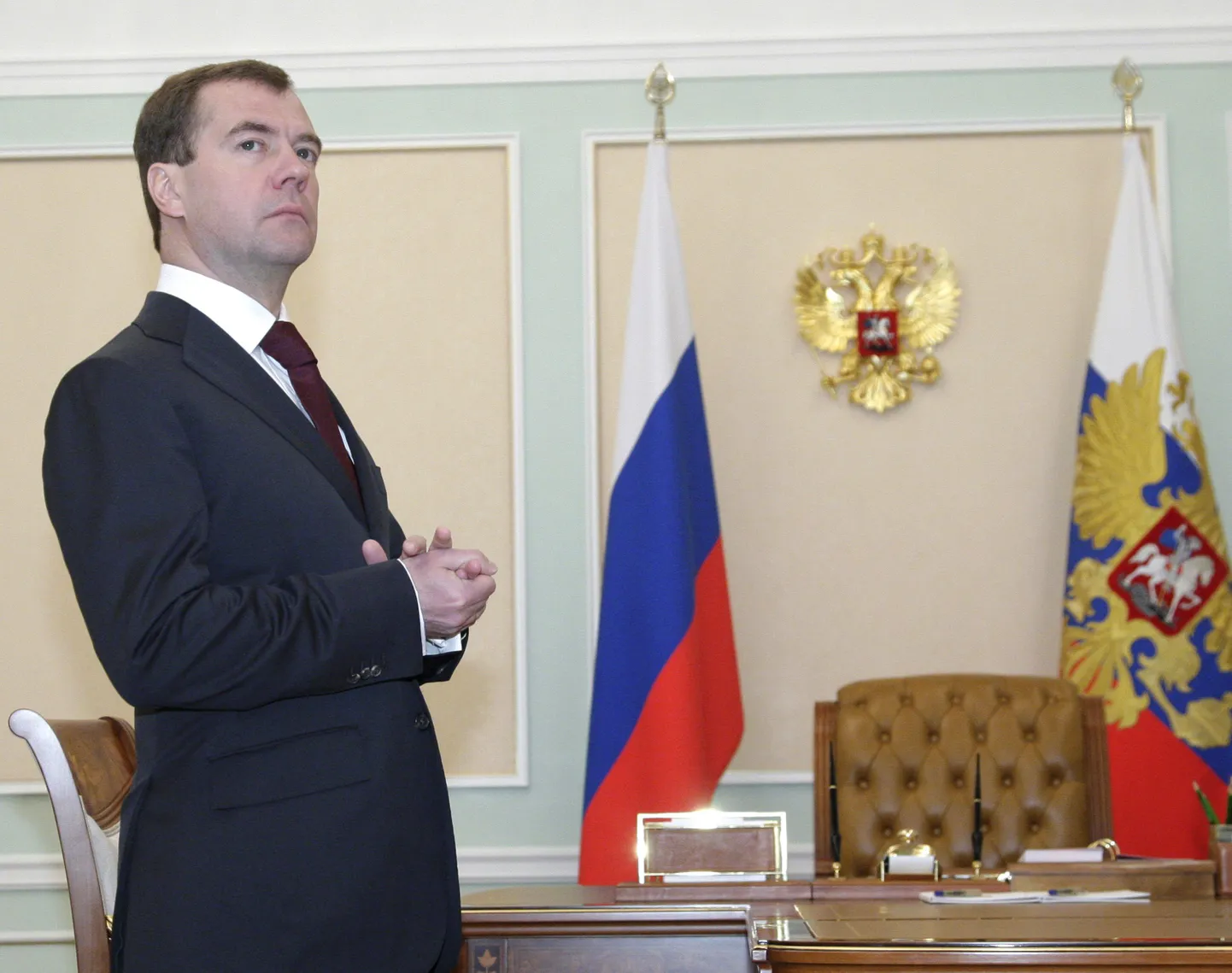 Dmitri Medvedev oma Kremli kabinetis.