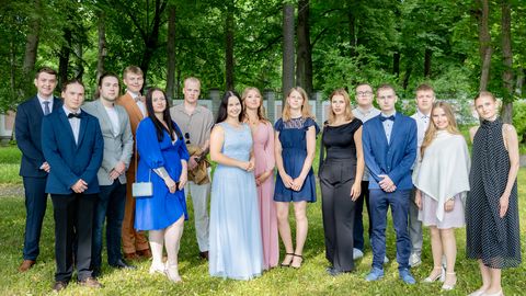 KLÕPS ⟩ Koolilõpetajad veetsid pärastlõuna riigipea pool