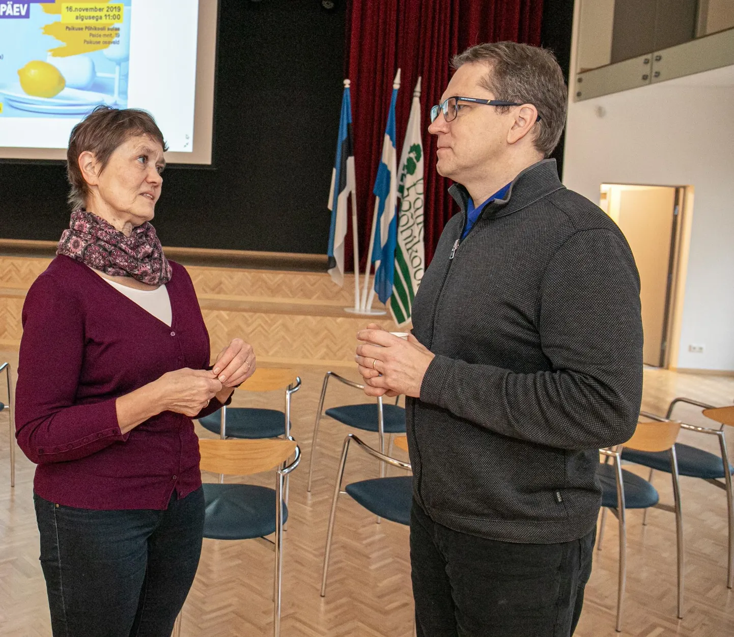 Paikuse kooli aulas läksid vestlushoogu kohalik perearst Anne Järvsaar ja tema pealinna kolleeg Eero Merilind.