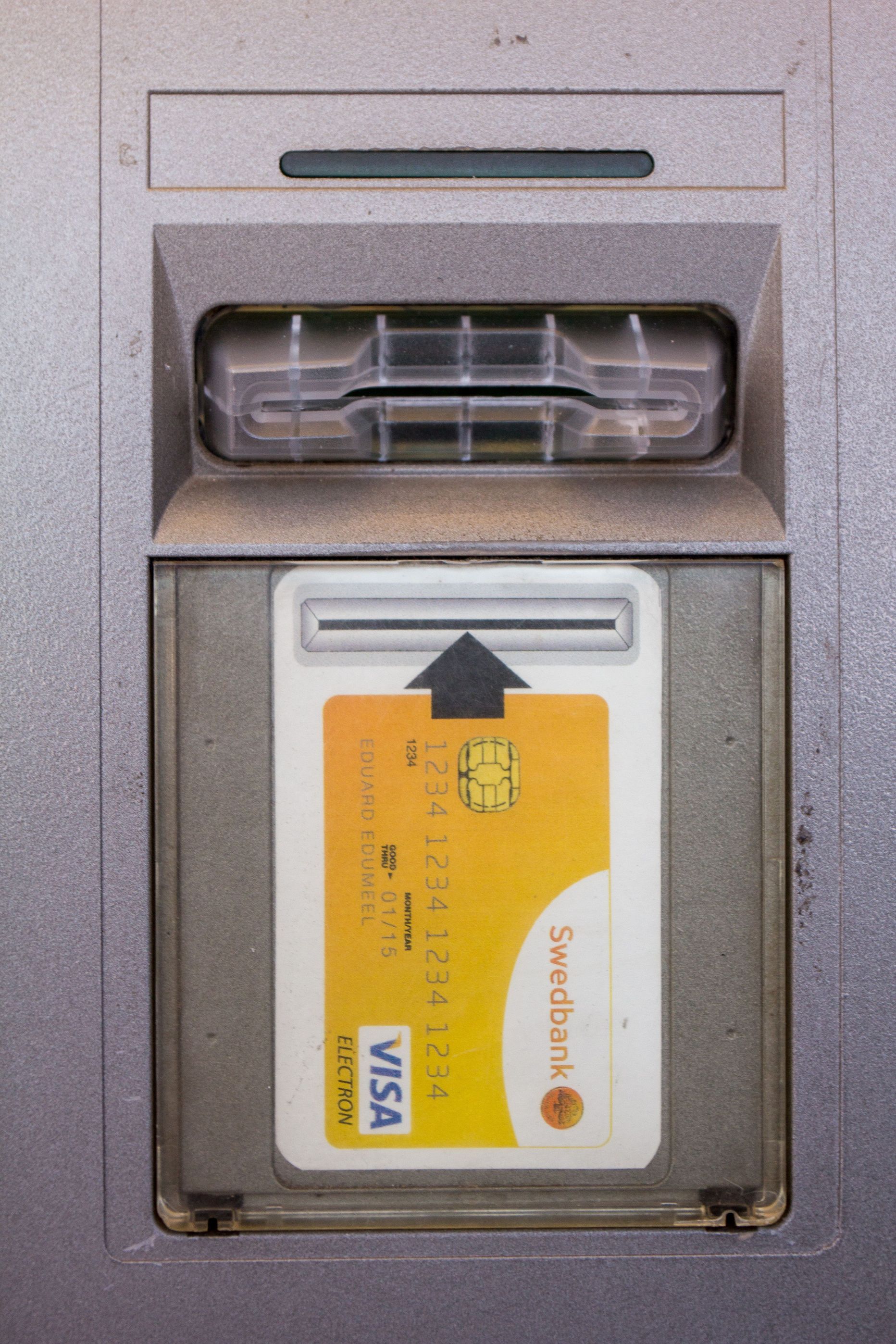 Vandaalid on asunud sularahaautomaatide kaardipilusid sulatama.