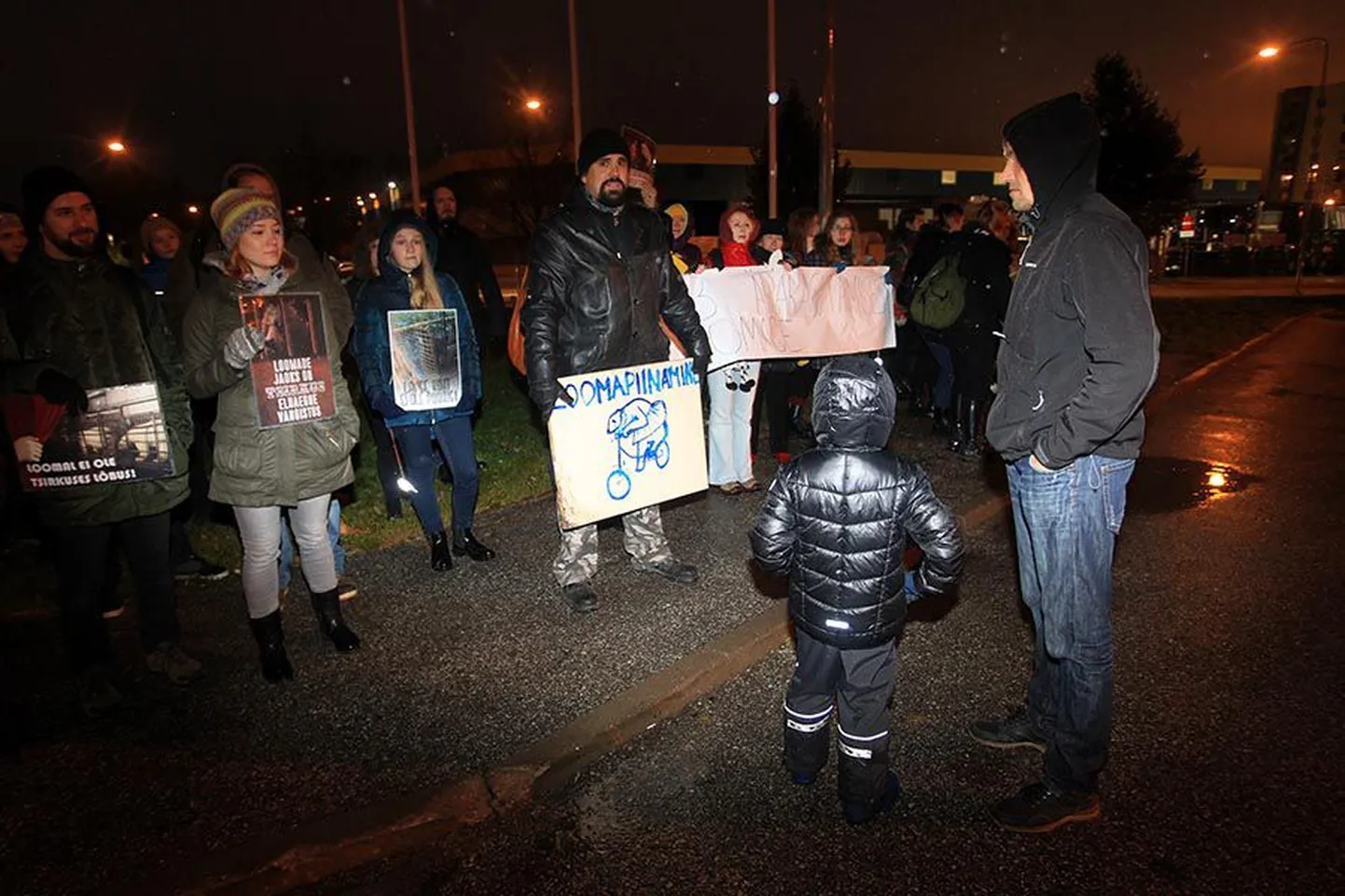 26. oktoobril protestisid loomakaitsjad Tartus A. Le Coqi spordimaja juures linna saabunud tsirkuse vastu, sest selle peaesinejad on trikke tegema õpetatud loomad alates valgetest tuvidest kuni sebrade ja krokodillideni.