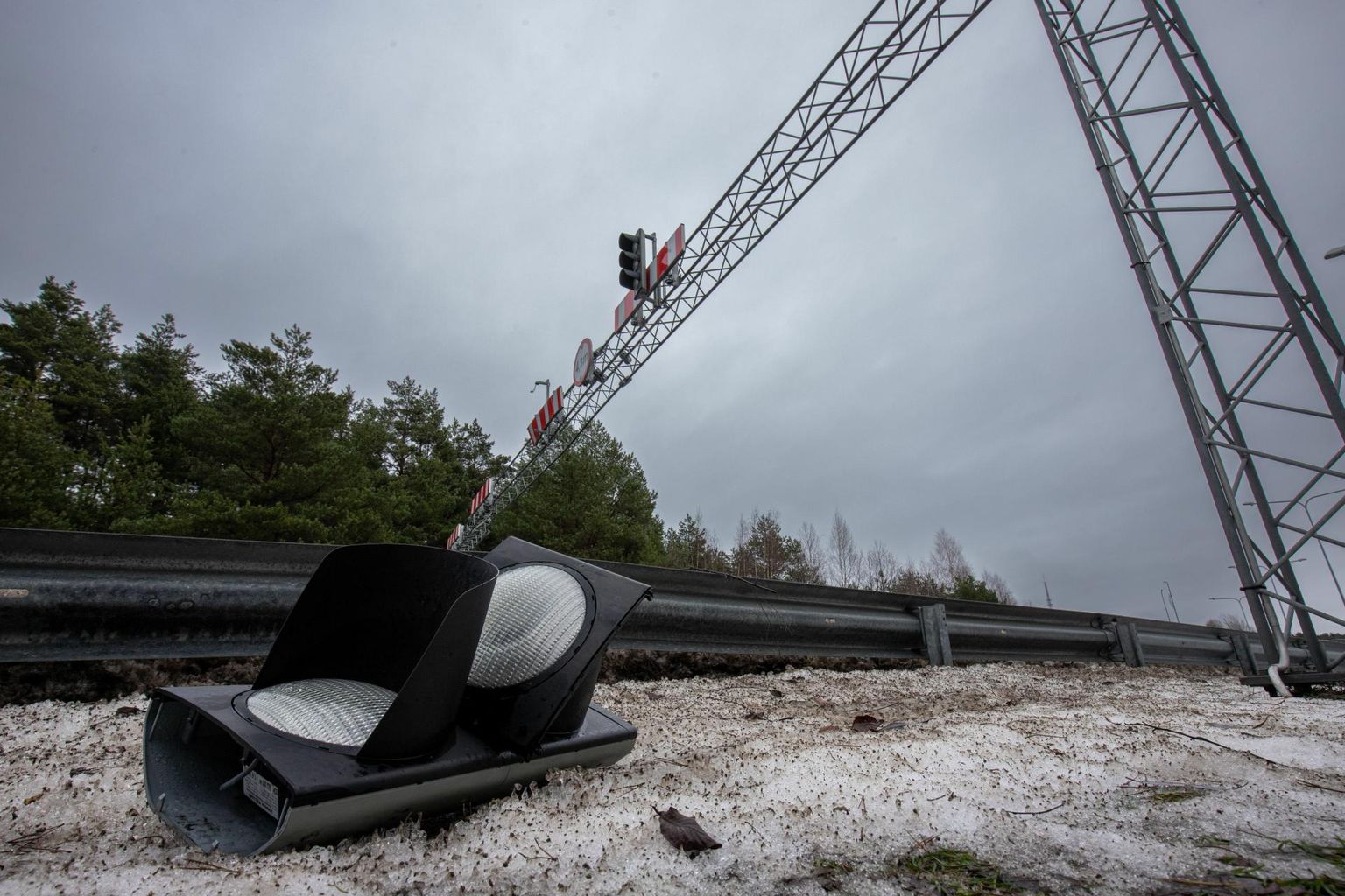 Papiniidu silla kõrguspiirde üks fooridest sõideti maha.