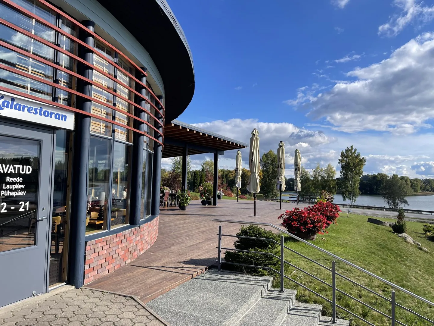 Restorani akendest ja terrassilt avaneb maalilne vaade Pangodi järvele. FOTO: Britt Rosen
