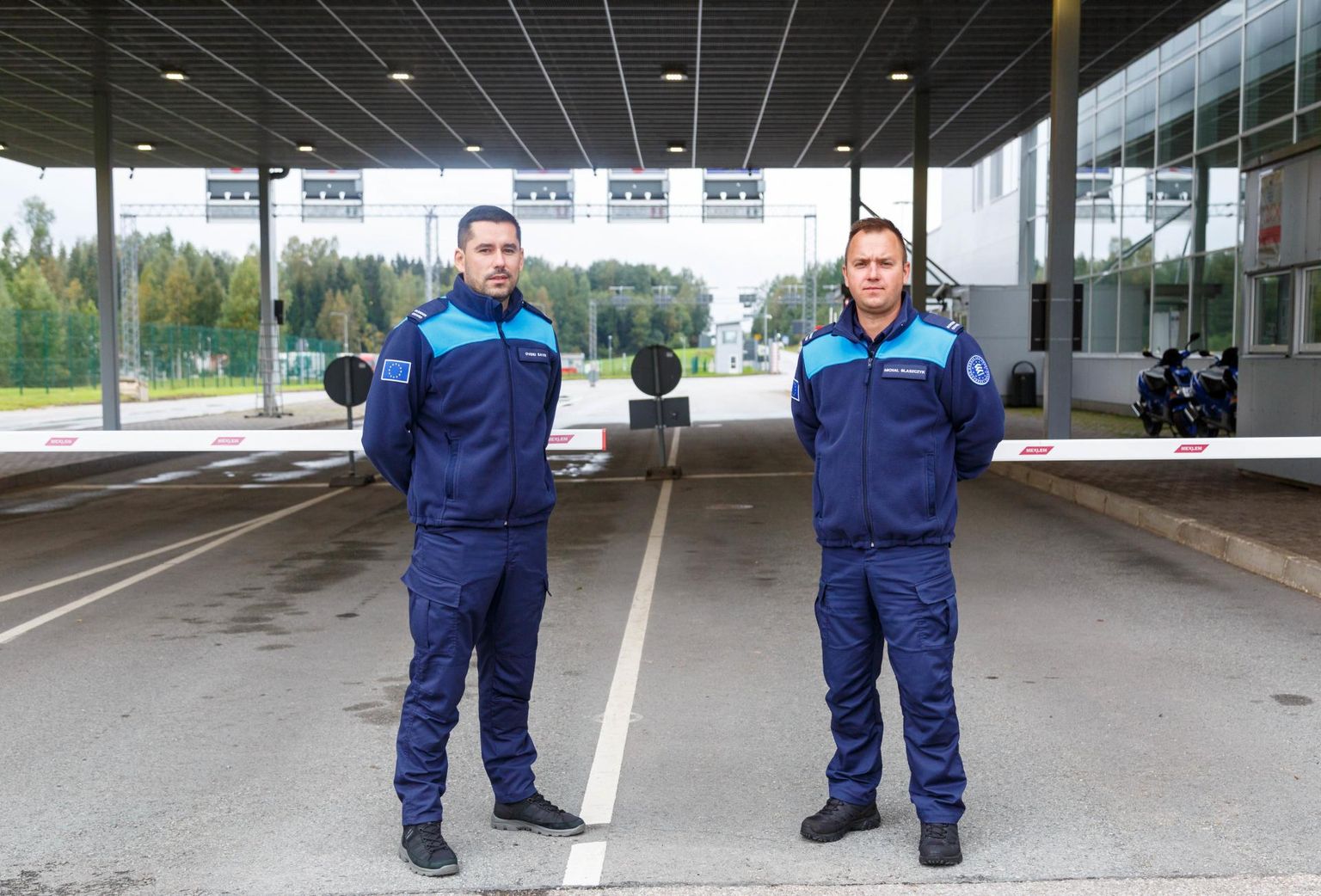 Märtsist Luhamaa piiripunktis töötavad Frontexi piirivalvurid, rumeenlane Ovidiu Savin (vasakul) ja poolakas Michal Blaszczyk on saanud seal ka oma kaasmaalasi tervitada.