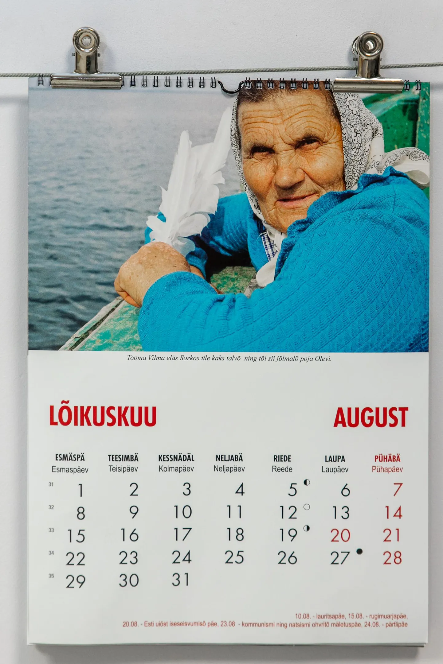 Lõikuskuu ehk augusti pilt on kalendris Tooma Vilmast, kes elas Sorgu saarel kaks talve ja tõi siin ilmale poja Olevi. Pildistas Kasõ Mark.