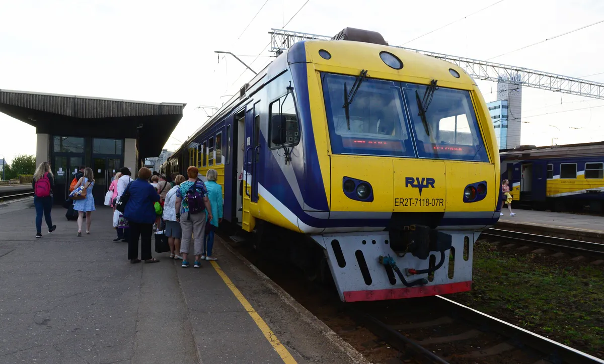 Riiast Jelgavasse viiv elektrirong. Seengi on lätlaste enda toodang, kuid pisut moodsam sõiduk, kui liigub Valga ja Riia vahel.