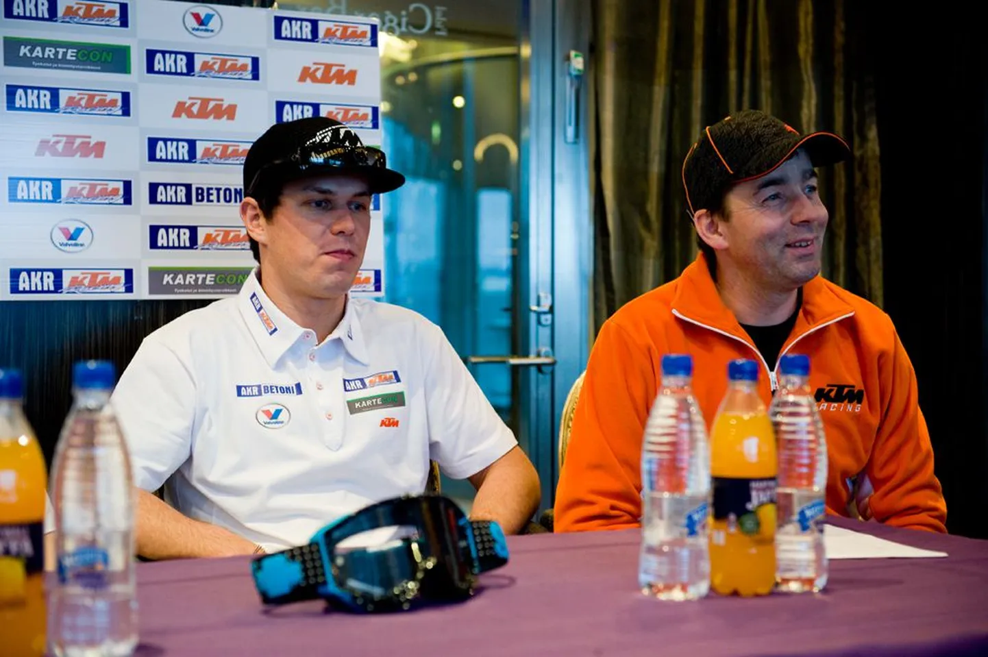 AKR KTM Racing Teami juht Mart Lajal (paremal) on seadnud sihiks üldvõidu. Eelkõige loodetakse Juss Laansoole.
